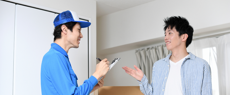 スタッフがお客様のご相談を伺います